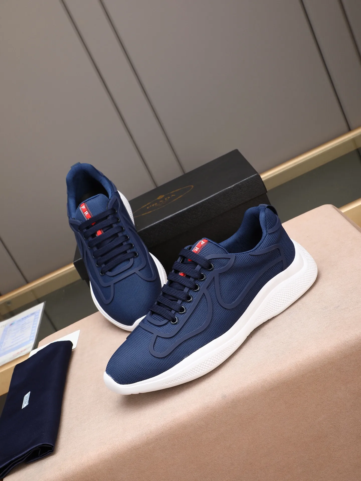 Men's shoes 💰400 PRADA/Prada men's lace-up casual sports shoes, the upper is made of imported rubber and breathable mesh. It is soft, comfortable and breathable. The tongue is decorated with the PRADA brand letter logo. The thick rubber sole echoes the red label tongue. The style is fashionable and elegant. The details are carefully crafted. A casual sports shoe with a super western style and excellent breathability!  Size: 38-44 (45 46 customized)